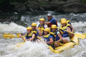 rafting à la montagne en été